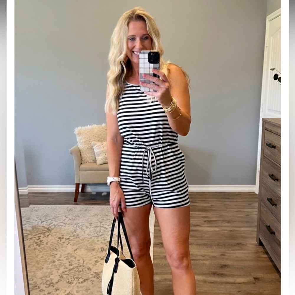 Women’s drawstring sleeveless Romper!